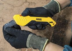 COUTEAU(cutter) DE SÉCURITÉ BIMATIÈRE À LAME GÂCHETTE ET LAME AUTO-RÉTRACTABLE FATMAX®