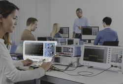 Oscilloscope 2 voies 10-en-1, 10bits, 10Mpts, 10.1", 70MHz (upgradable jusqu'à 300MHz)