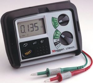 Mesureur de boucle LTW425 50-440V à 2 fils CAT IV 300V  mesure fréquence  couvercle rabattable  mesure entre phases  Haute résolution 0 001Ohm - Icc jusqu´à 40kA  livré avec cordons/pinces crocodiles